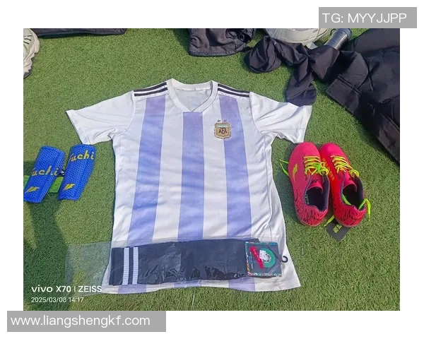 《在绿茵场上追寻爱与梦想：一位足球女星的勇敢之路》